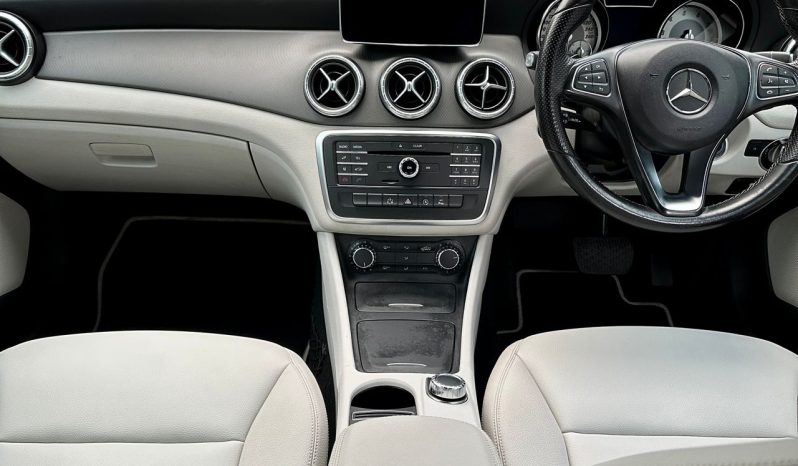 
								Mercedes Benz CLA200 full									
